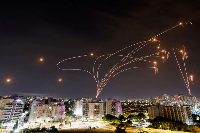 O sistema antimíssil Iron Dome de Israel intercepta foguetes lançados da Faixa de Gaza, visto da cidade de Ashkelon, na noite de segunda-feira, 9.