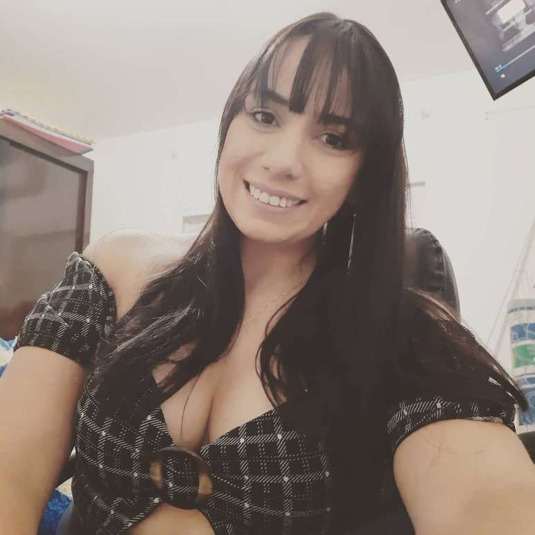 "Posso n&atilde;o ter uma vida considerada normal, mas tenho uma vida plena", fala Vivi