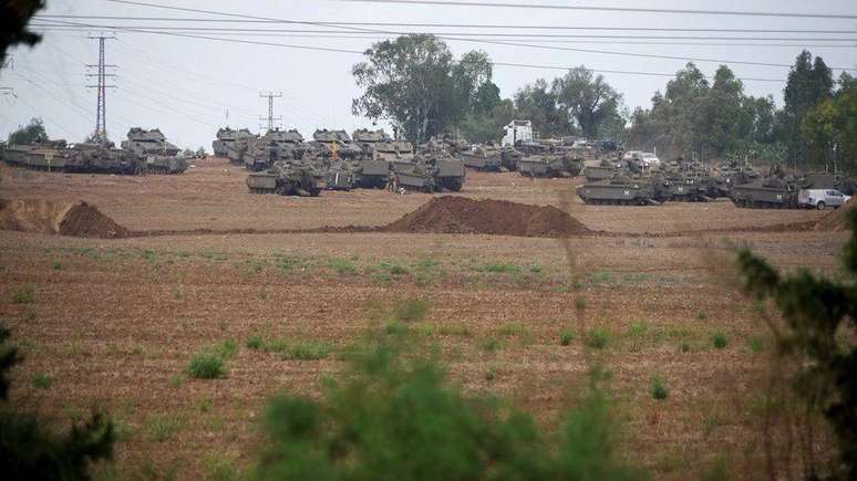 Blindados israelenses perto da fronteira de Gaza antes de uma possível invasão terrestre
