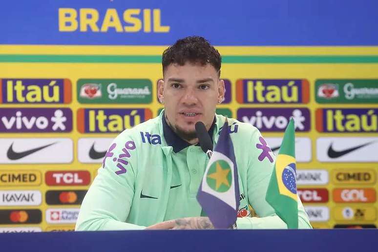 Ederson diz que Brasil é favorito e comenta sobre prêmio de melhor goleiro  do mundo