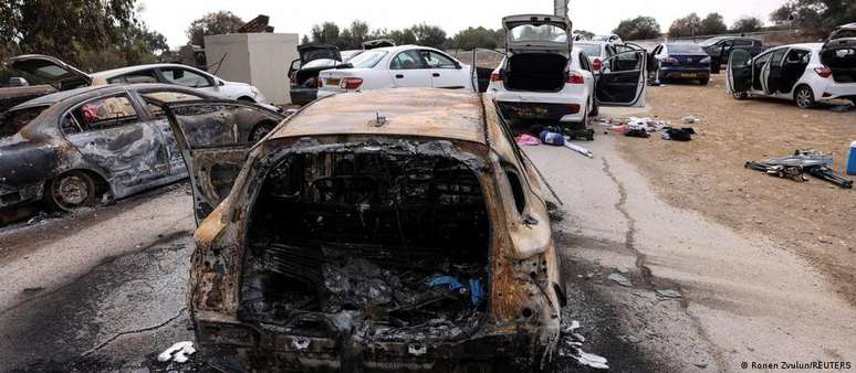 Carros destruídos e abandonados perto do festival de música que foi alvo de atentado terrorista