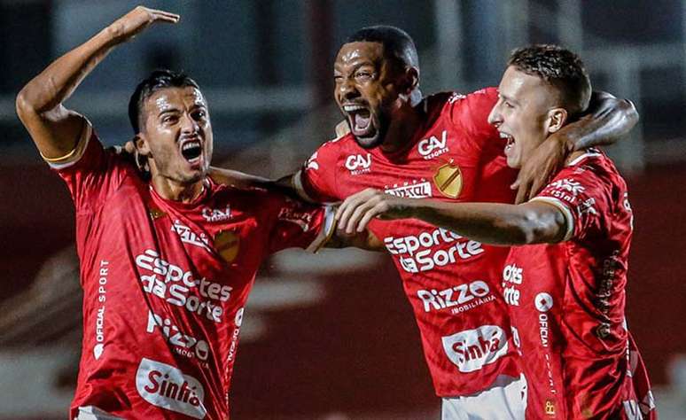 Em jogo agitado e com polêmicas, Vila Nova vence Botafogo-SP e ainda sonha  com acesso - Esporte Goiano