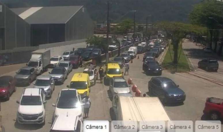 Longas filas e confus&atilde;o na travessia de balsas em Ilhabela, no litoral norte de S&atilde;o Paulo; espera chegava a 4 horas para embarcar