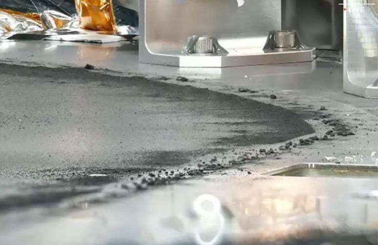 Uma poeira inesperada se espalhou após a remoção da tampa da cápsula de amostras (Imagem: Reprodução/NASA)