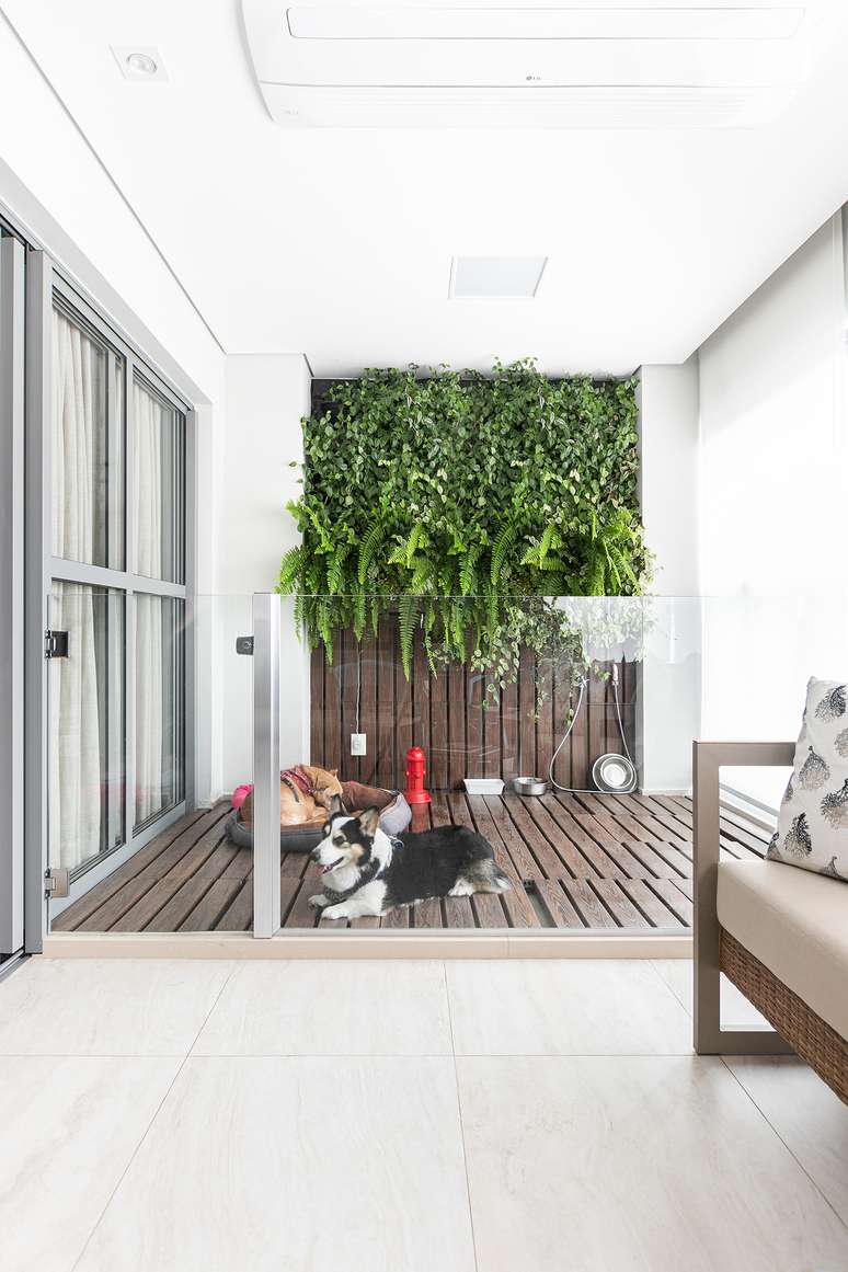 Projeto de atelier C2Ha que inclui um cantinho para pets na varanda com direito à jardim vertical.