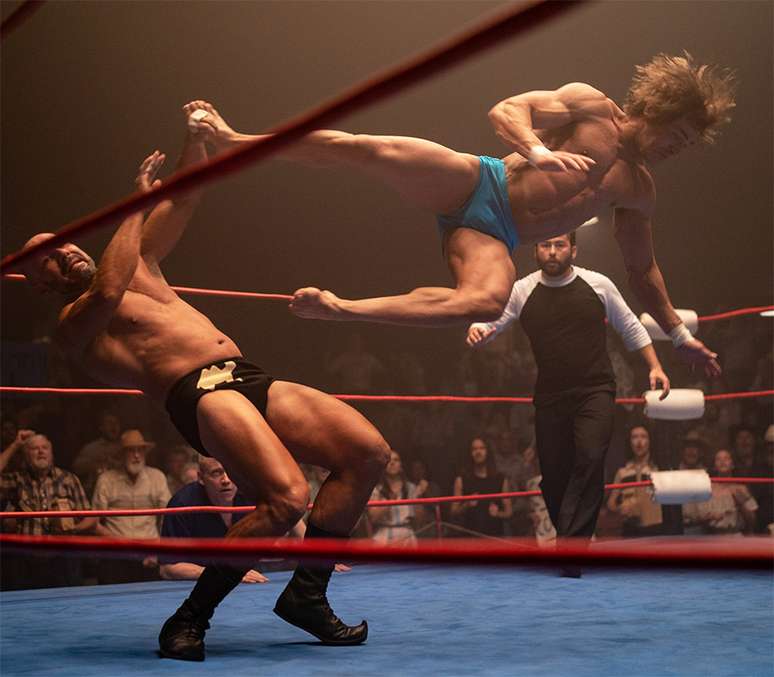 Zac Efron surge irreconhecível em trailer de filme sobre luta livre