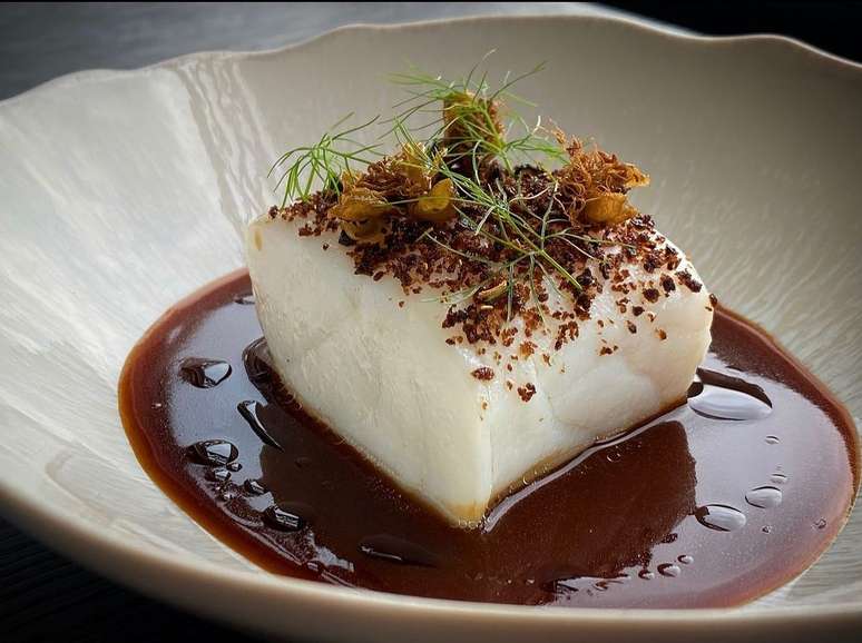 Bacalhau cozido, azeitona kalamata em pó e alcaparras frita