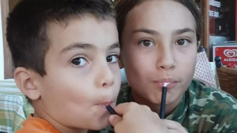 Erez (E) e Sahar (D) estão entre os membros de uma família que foram sequestrados no kibutz Nir Oz