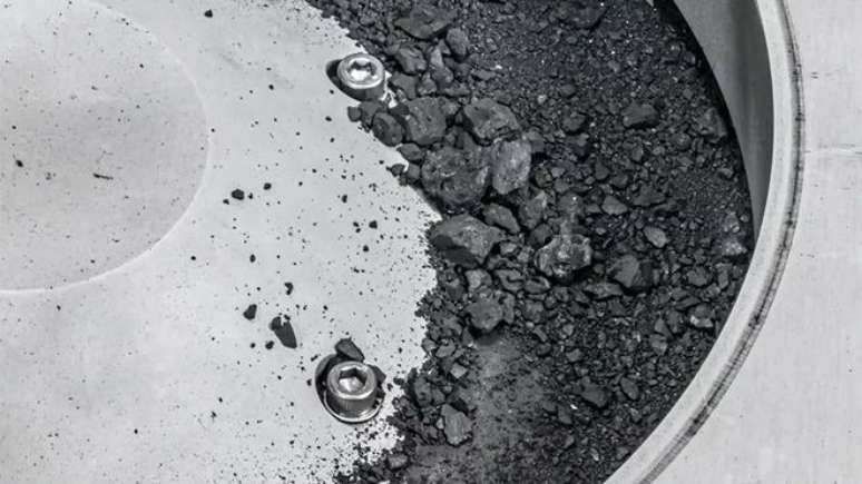 As amostras coletadas do asteroide Bennu são ricas em carbono e minerais contendo água (Imagem: Reprodução/NASA)