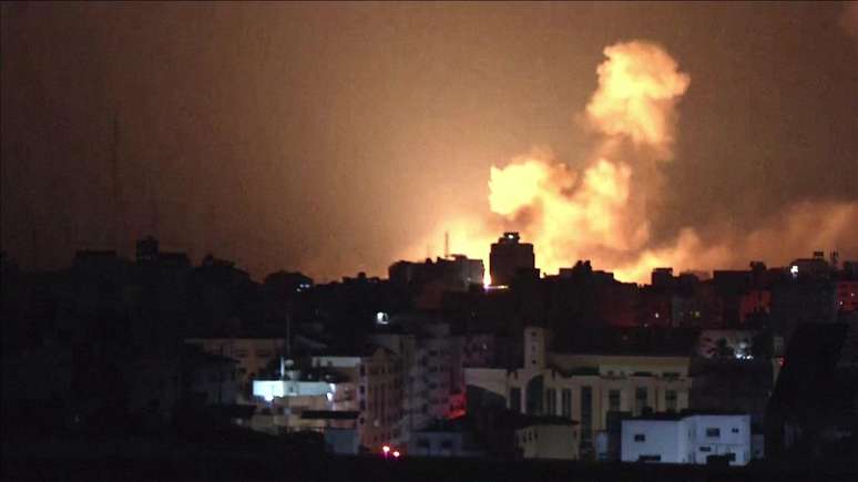 Além do cerco, Israel tem bombardeado a faixa da Gaza