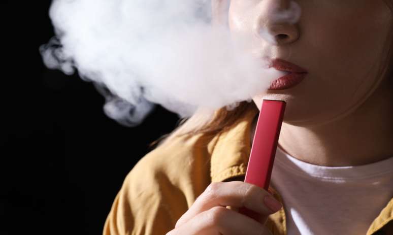 7 sinais que mostram o impacto do vape na sua saúde bucal -