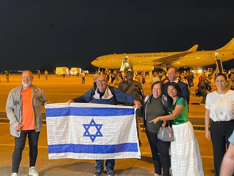 Primeiros 211 brasileiros desembarcam em Brasília após viagem de Israel