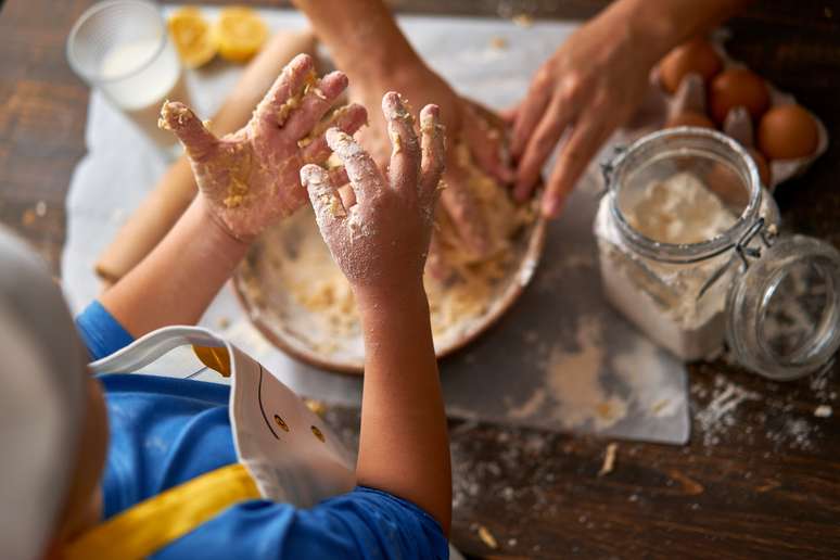 Botar literalmente a mão na massa desperta a curiosidade da criança para provar novos alimentos e sabores