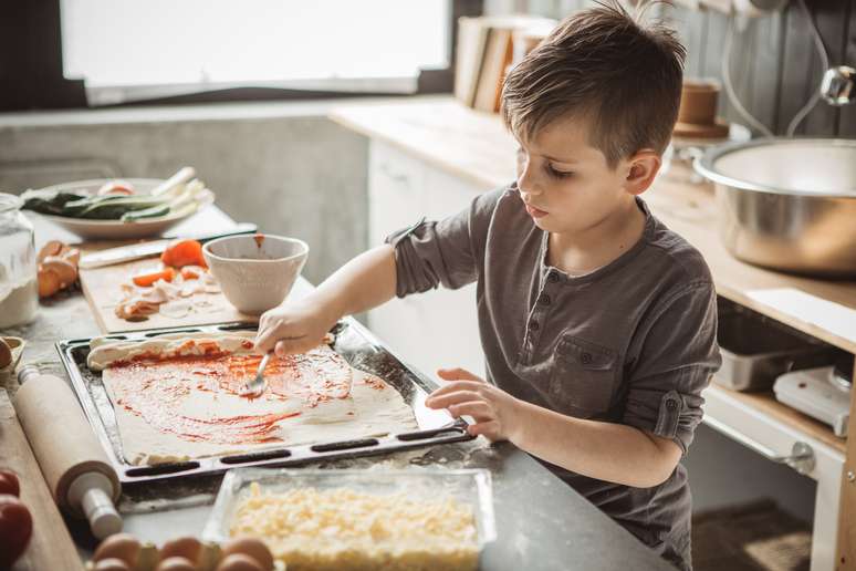 A criança vai se sentir útil e feliz ao ajudar no preparo das refeições da família