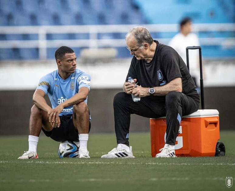 O técnico Marcelo Bielsa  conversa com De La Cruz durante o treino do Uruguai  – Divulgação/Seleção Uruguaia de Futebol