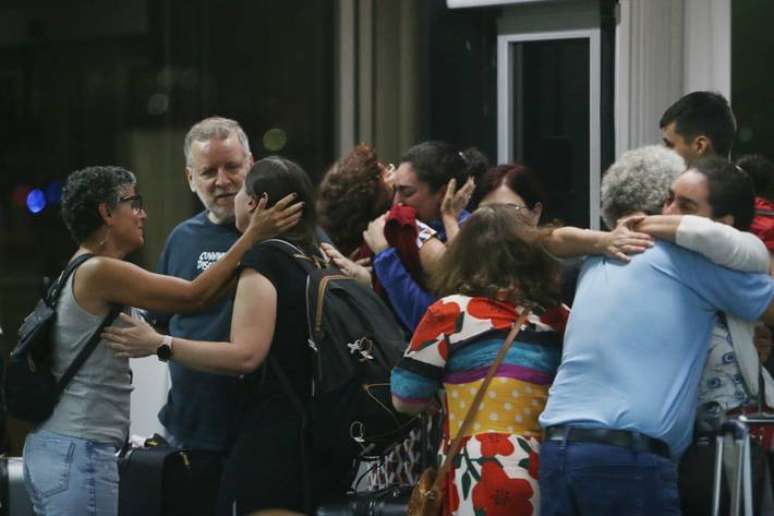 Brasileiros repatriados, com origem de Israel, desembarcam no aeroporto do Galeão, na zona norte do Rio de Janeiro, nesta quinta-feira, 12.