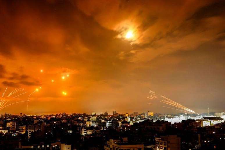 Israel foi surpreendido com o lançamento de centenas de foguetes de Gaza