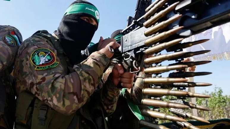 Foto de arquivo mostra um combatente do braço armado do Hamas durante uma parada militar em 19 de julho