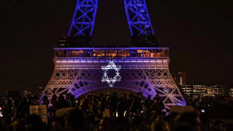 Imagem da Torre Eiffel com projeção da Estrela de Davi; a maioria dos partidos políticos na França condenou o ataque do Hamas