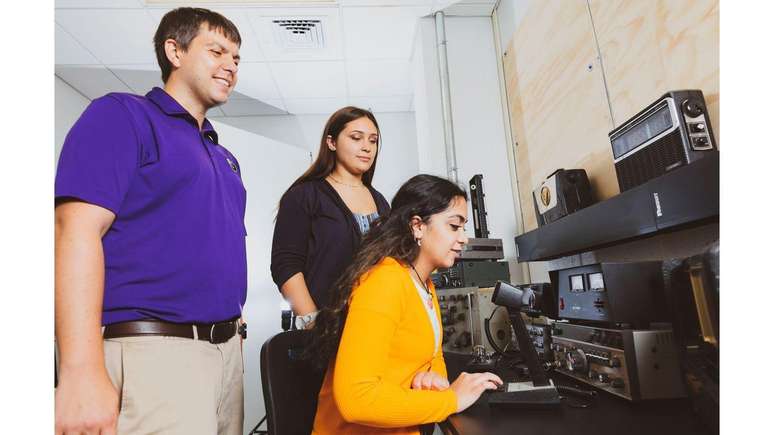 O cientista Nathaniel Frissell comanda o projeto HamSCI. Ele aparece na foto com duas de suas alunas, Veronica Romanek e Simal Sami