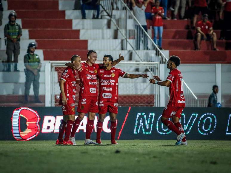 Botafogo-SP tem jogador expulso, e Vila Nova volta a vencer na Série B do  Brasileiro após quatro rodadas - Gazeta Esportiva