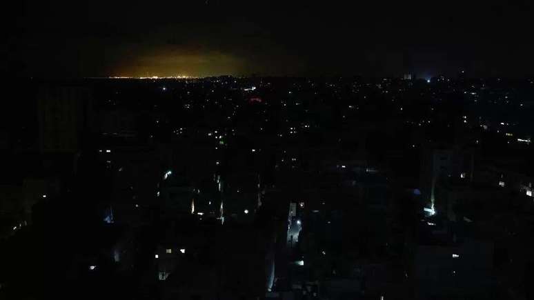 Gaza ficou na escuridão depois que a sua única central eléctrica ficou sem combustível na quarta-feira, 11 de outubro