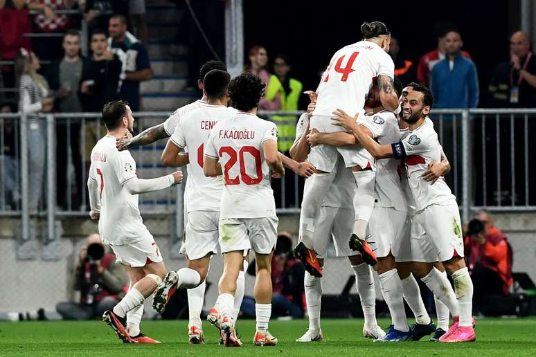 Espanha trava Escócia, Turquia feliz na Croácia e Aursnes marca