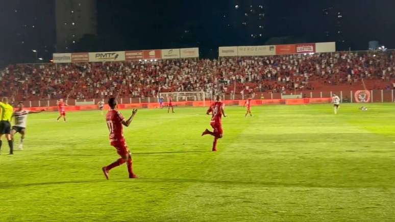 Jogadores do Vila Nova comemoram um dos gols diante do Botafogo-SP –