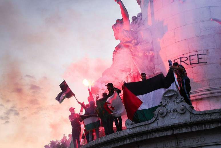 Manifestantes mostram bandeira palestina em Paris