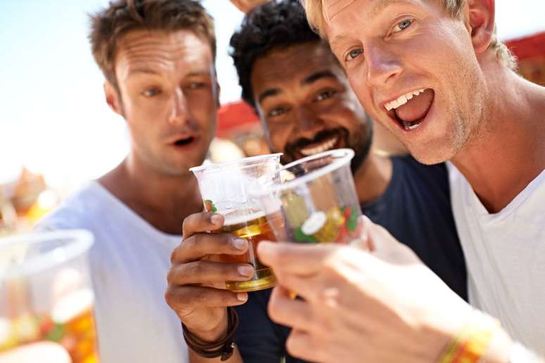 Parar de beber álcool gera inúmeros benefícios para o organismo, inclusive na saúde mental (Imagem: YuriArcursPeopleimages/Envato)
