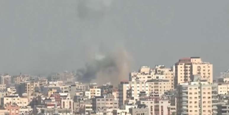 A manhã começou com bombardeios na Faixa de Gaza