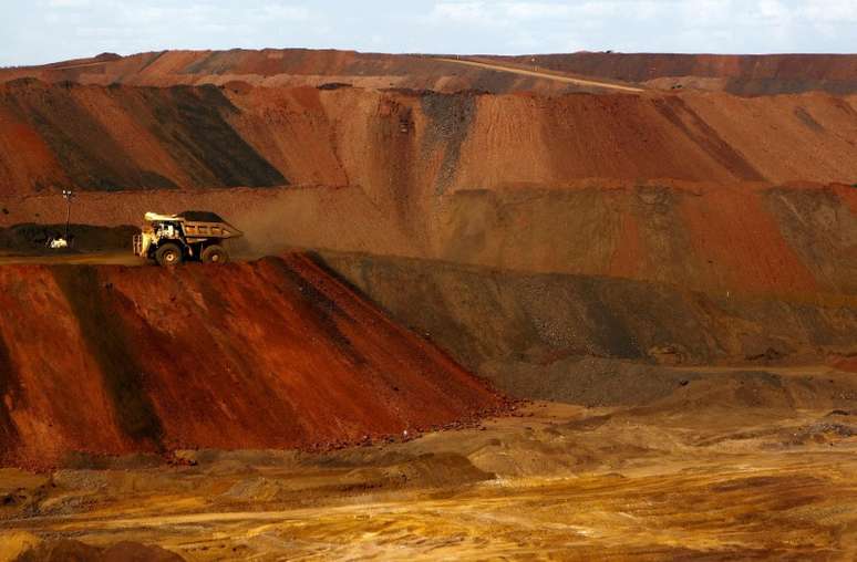 Caminhão em mina de minério de ferro na Austrália