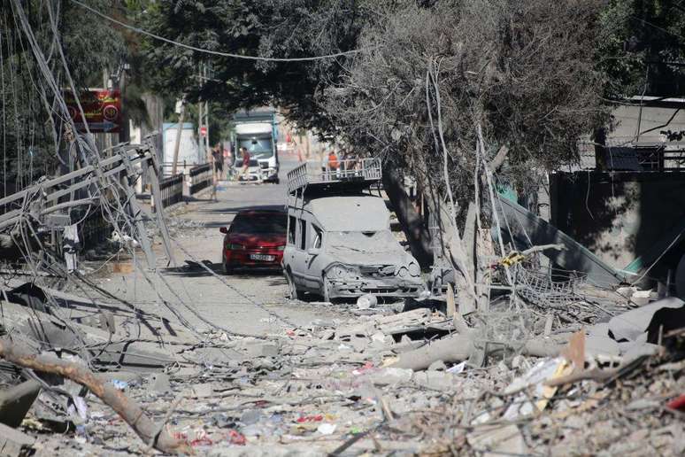 Muitas ruas da Cidade de Gaza estão repletas de escombros