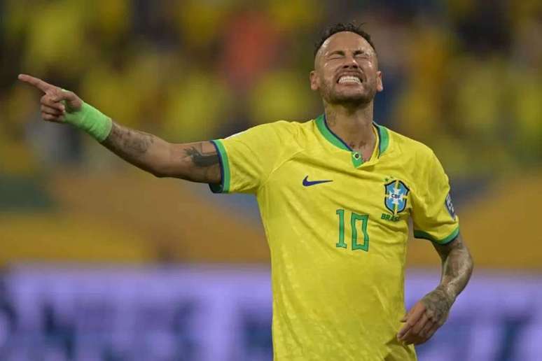Neymar joga mal e parece não se adaptar à posição de terceiro meio-campo, pois fica longe dos atacantes e da área