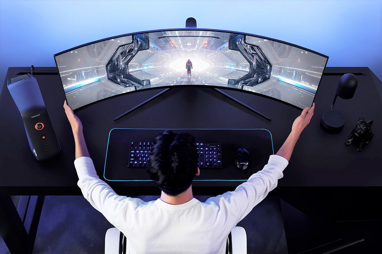 Com 57 polegadas e taxa de atualização de 240 Hz, o Samsung Odyssey Neo G9 G95NC é o primeiro monitor do mundo a contar com resolução Dual 4K (Imagem: Divulgação/Samsung)