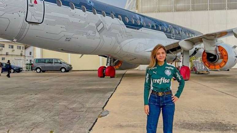 Leila Pereira ao lado do avião de uma de suas empresas