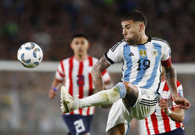 Otamendi decide, e Argentina vence Paraguai nas Eliminatórias da Copa