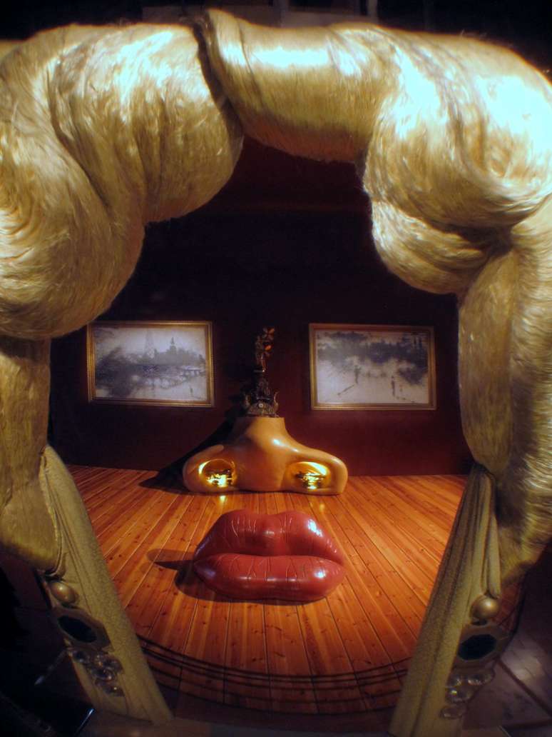No Museu Dali, a sala que tem o rosto da atriz Mae West como base para o projeto cenogr&aacute;fico Cr&eacute;dito
