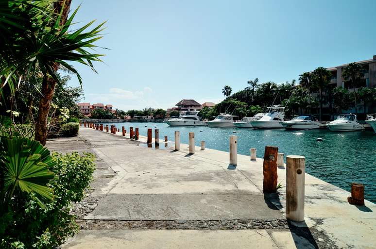 Puerto Aventuras: constru&ccedil;&otilde;es baixas em tons de salm&atilde;o, iates e um lindo paisagismo comp&otilde;em o cen&aacute;rio