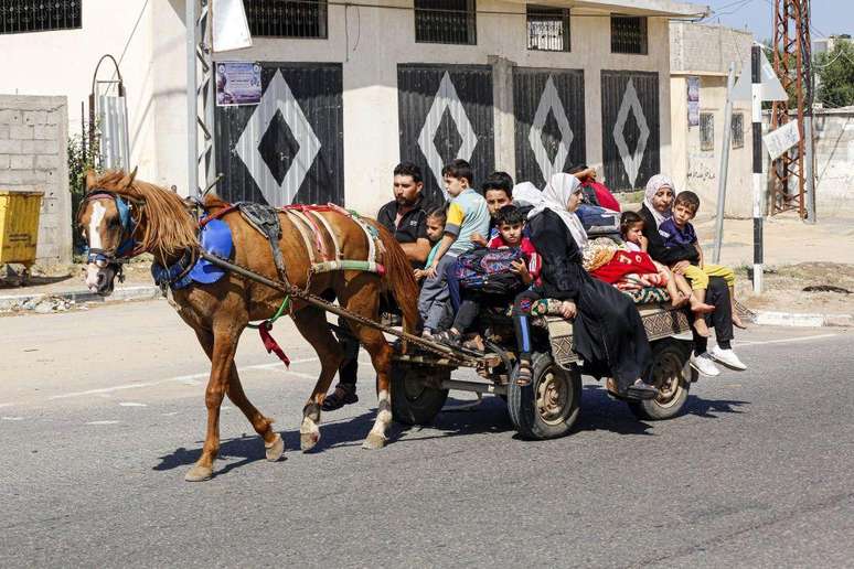 As famílias estão deixando o norte de Gaza como podem