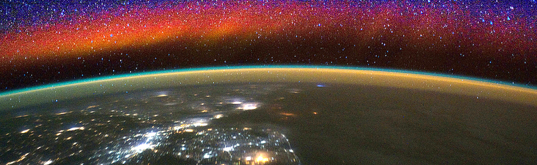 Ionosfera visível através do brilho verde e vermelho, em foto tirada na Estação Espacial Internacional (Imagem: Reprodução/NASA)