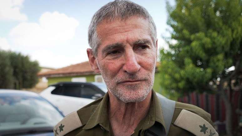 Um ex-comandante israelense veio prestar condolências, mas foi questionado