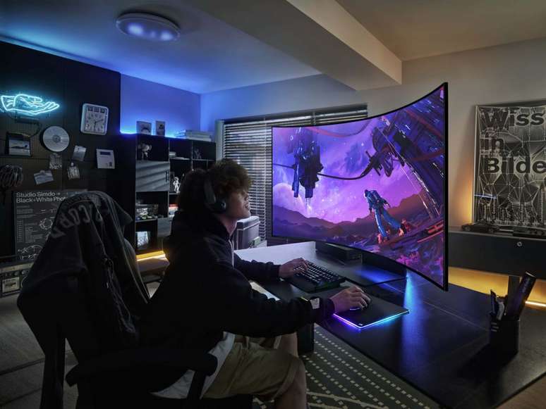 Com 55 polegadas, resolução 4K e taxa de 165 Hz, o Samsung Odyssey Ark 2nd Gen. é muito similar ao antecessor, trazendo como novidades as melhorias no multitarefas (Imagem: Divulgação/Samsung)