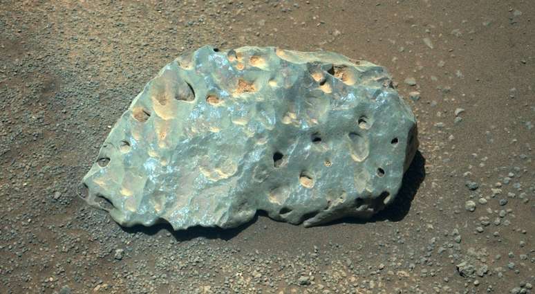 Aparentemente, a rocha para ter furos realizados por uma broca, mas &eacute; mais uma forma&ccedil;&atilde;o geol&oacute;gica natural.