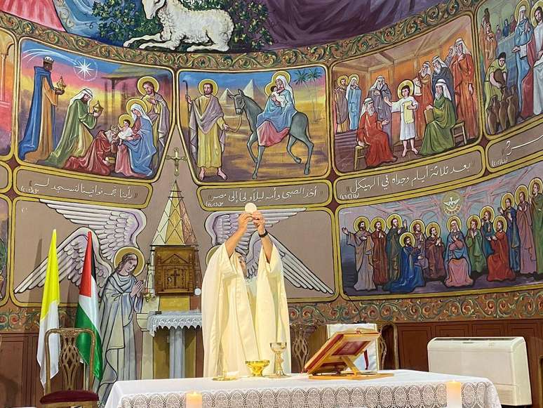 Altar da igreja tem imagens cristãs e textos em árabe