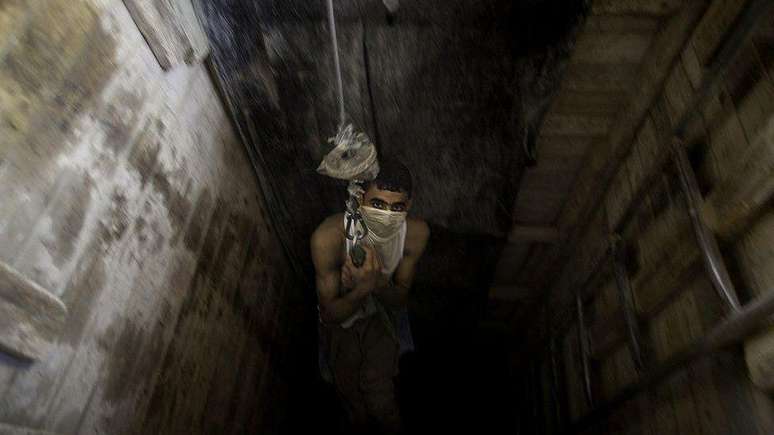 Túneis foram escavados sob a fronteira egípcia para trazer todos os tipos de mercadorias e armas