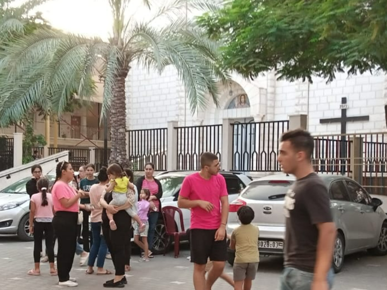 Desabrigados se reúnem em frente à igreja após início dos bombardeios