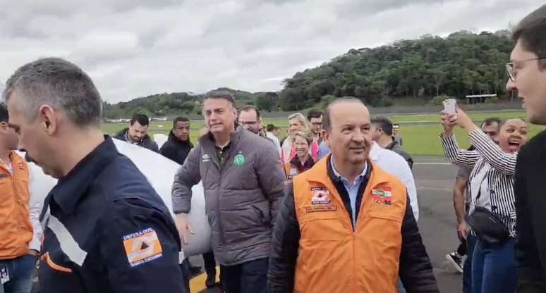 O ex-presidente Jair Bolsonaro e o governador de Santa Catarina, Jorginho Mello, no aeroporto em Blumenau nesta sexta-feira, 13