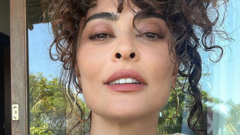 Juliana Paes shows off her curves as she tops up her tan during the trip