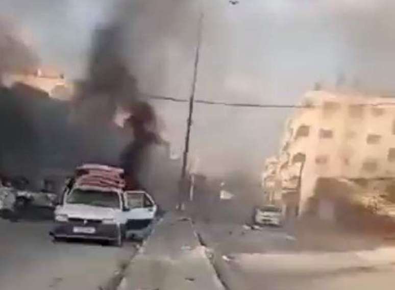 Vídeo mostra veículos atingidos pelas chamas - possivelmente com vítimas ainda dentro